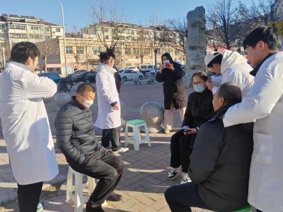 冬日暖阳映“医心”：山中医学子走进文昌社区开展中医义诊