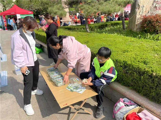 爱心义卖聚温情 志愿互助暖人心