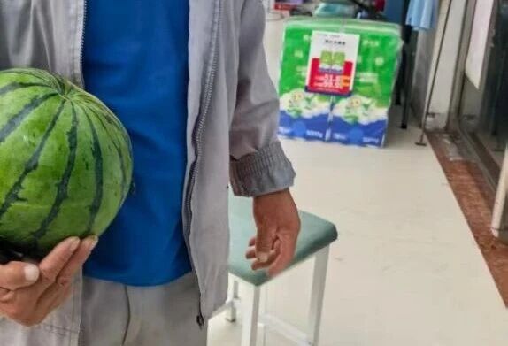 数年上门暖心守护 药店店员用温情点亮独居老人晚年